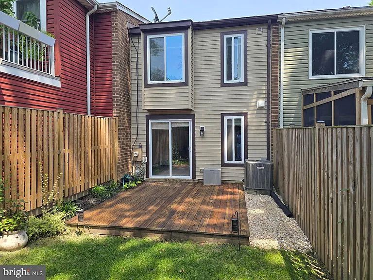 10724 Lester St — Photo 32