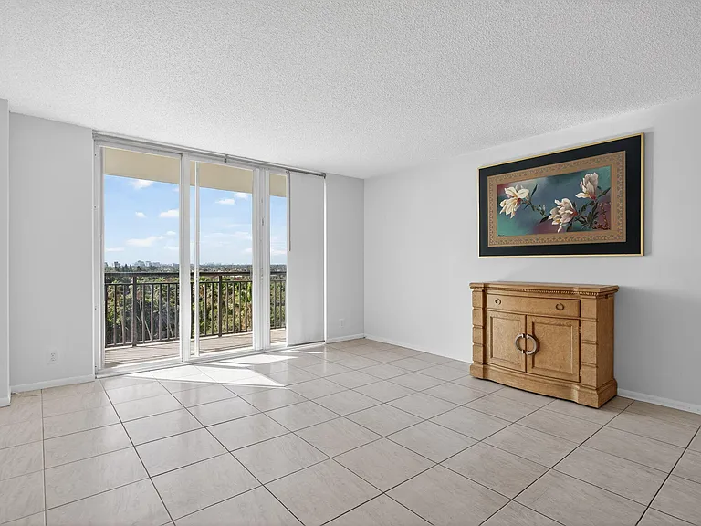 1147 Hillsboro Mile #908 — Photo 10