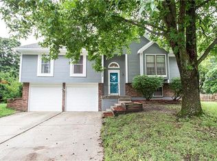 504 SE Brownfield Dr, Lees Summit, MO 64063