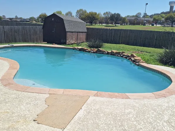 903 McKavett Dr, Burleson, TX 76028