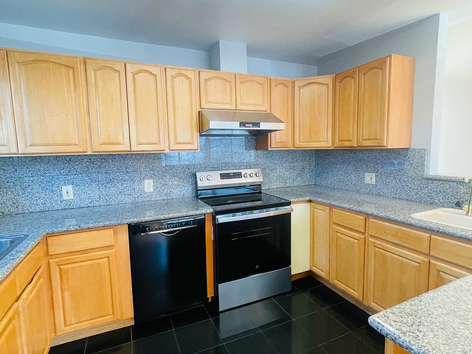 3 bed, 1410 sqft, $5,495 — Photo 4