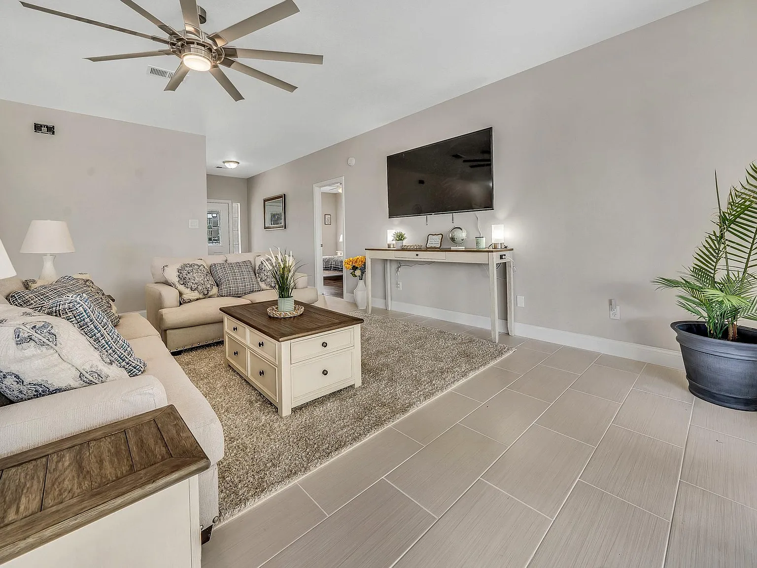 5 bed, 2.5 bath, 3040 sqft, $3,600 — Photo 4