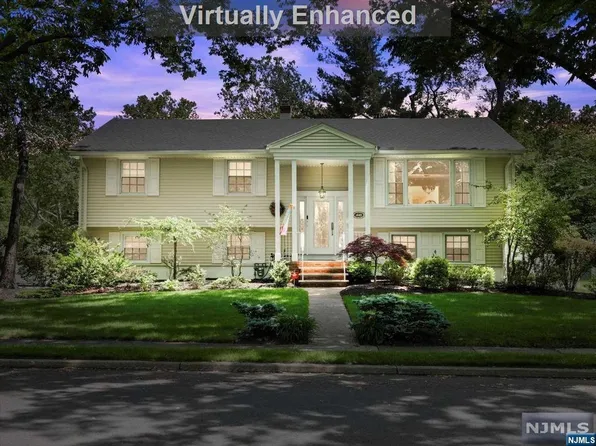 440 Yuhas Dr, Paramus, NJ 07652
