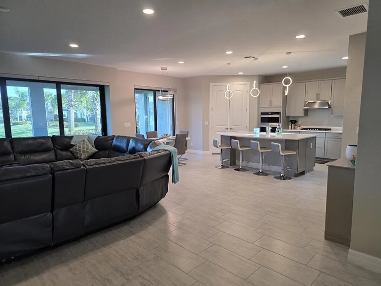 527 SE Vallarta Dr — Photo 35