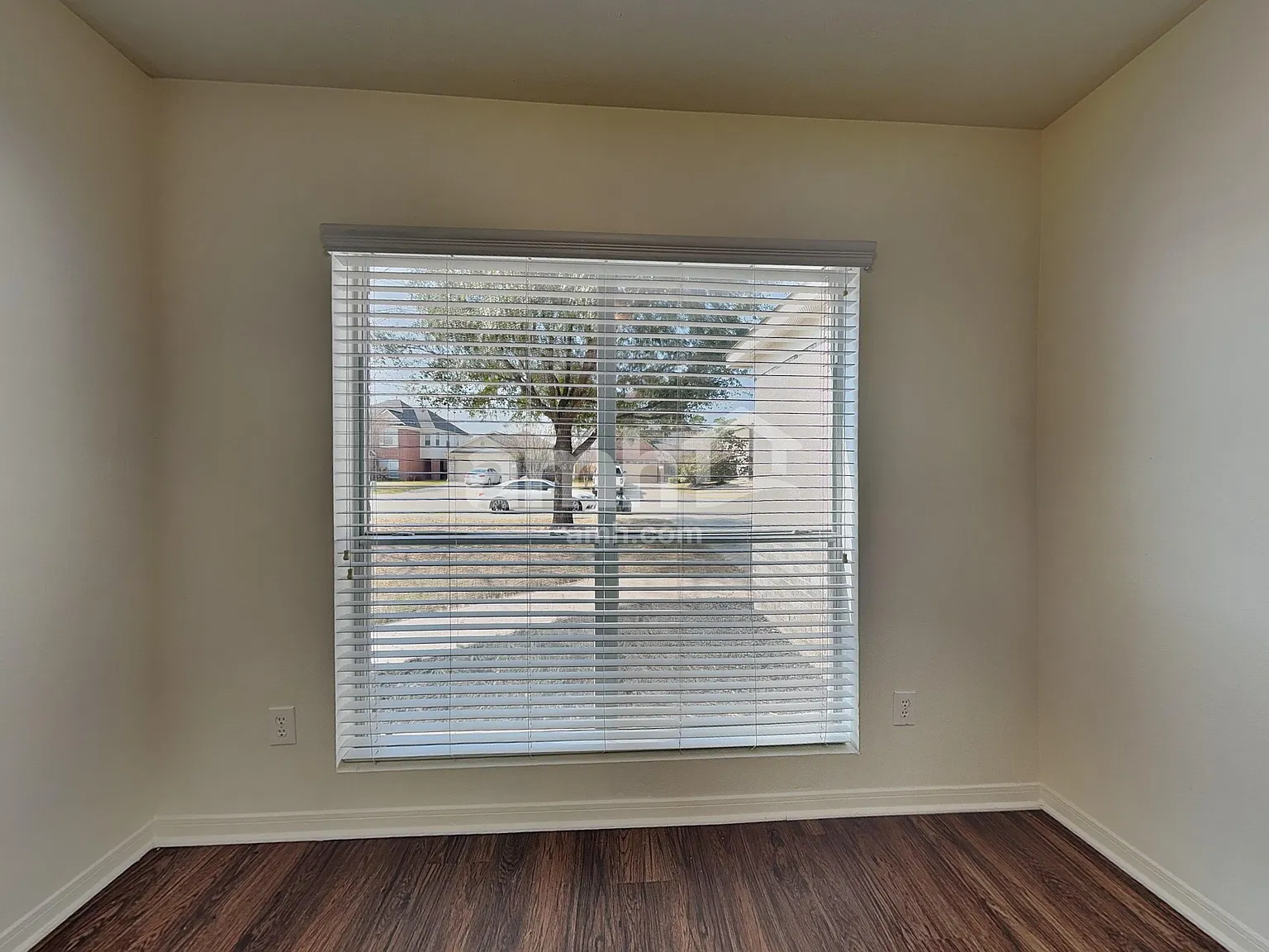 6 bed, 3.0 bath, 2556 sqft, $2,395 — Photo 4