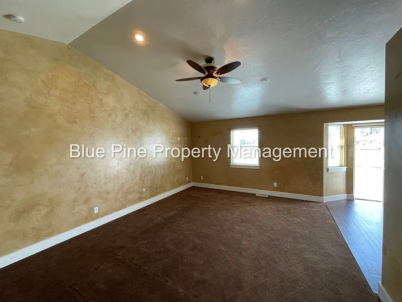 6 bed, 3.0 bath, 2703 sqft, $2,150 — Photo 3