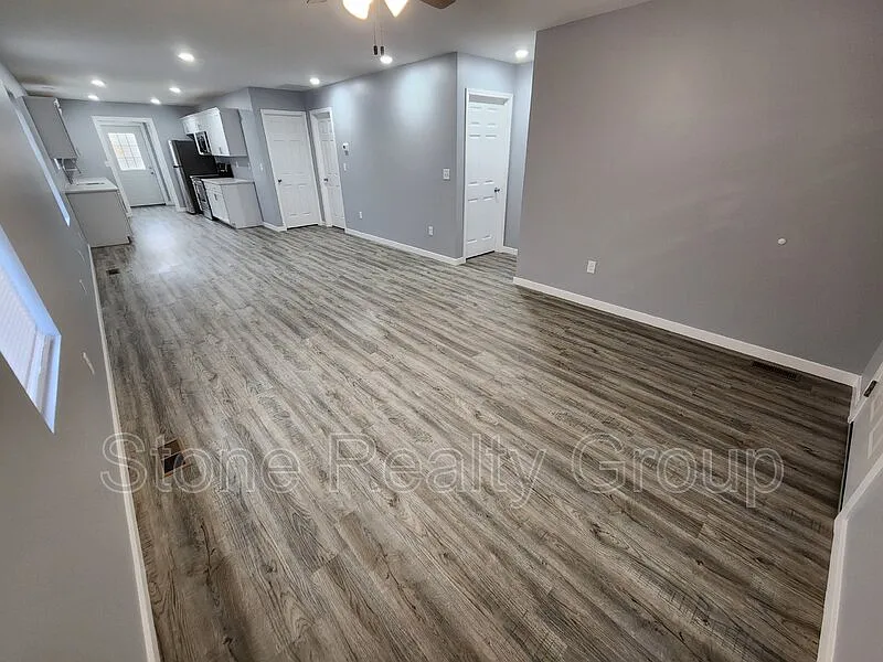 3 bed, 2.0 bath, 1300 sqft, $1,550 — Photo 2
