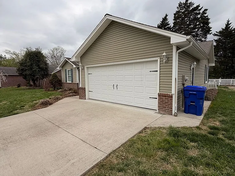 711 Marlin Ln — Photo 2