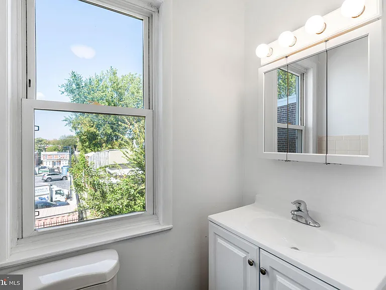 613 N Scott St — Photo 11