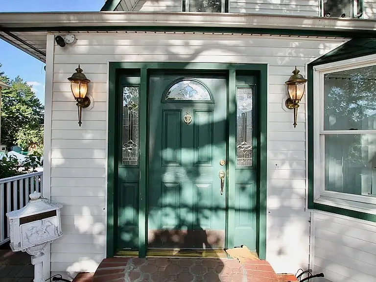 1522 Dwight Pl — Photo 1