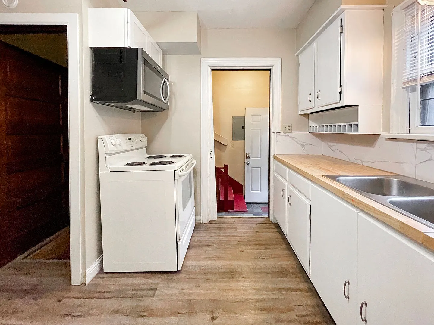 Large, 5 bedroom Home with wood flooring and updated bathroom, close to campus with a fenced yard... — Photo 3