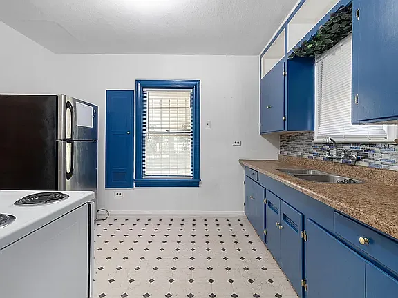 422 Royston Ave — Photo 6