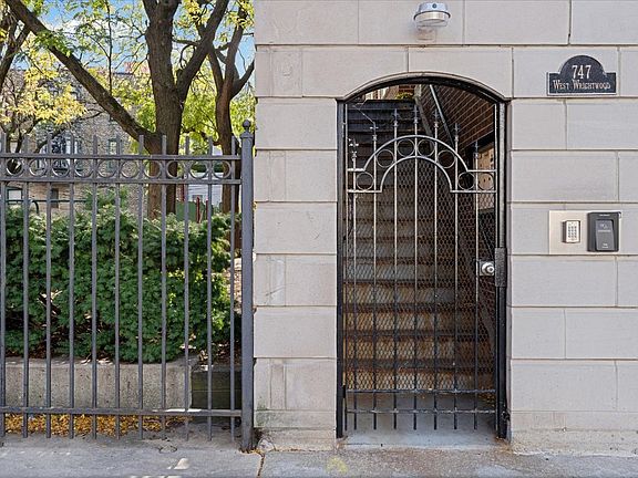 2nd image of 747 W Wrightwood Ave APT C