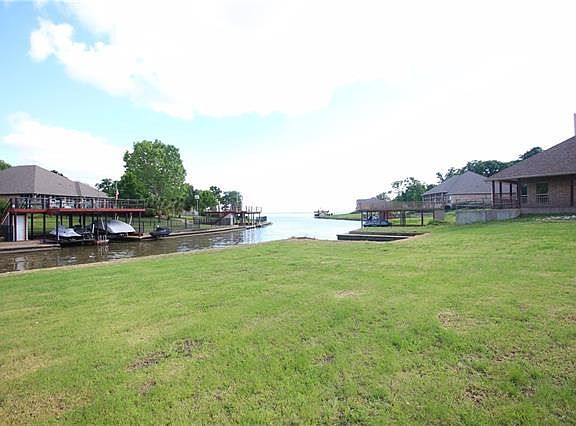 4th image of 19044 Tennis Court Dr