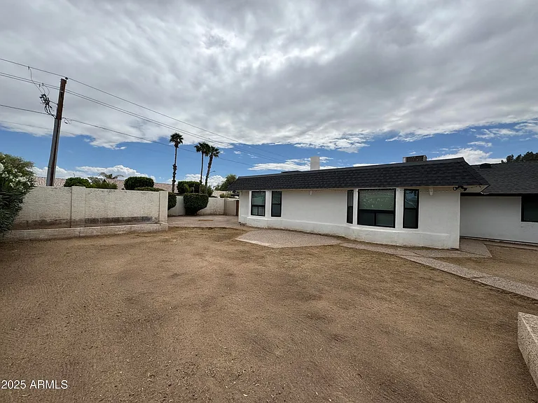 5502 W Frier Dr — Photo 32