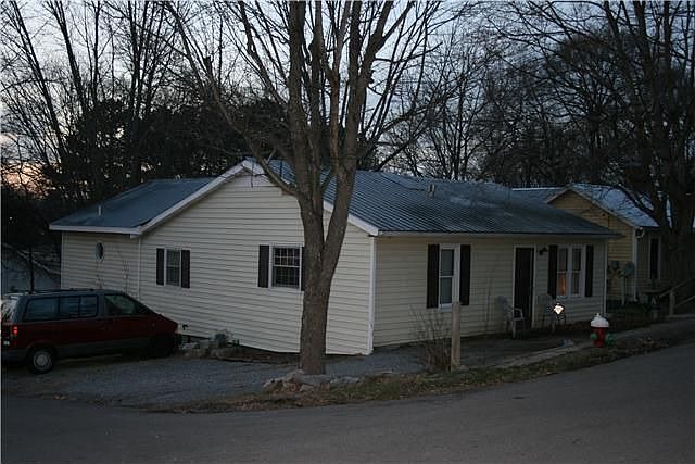 2nd image of 521 Hayes St