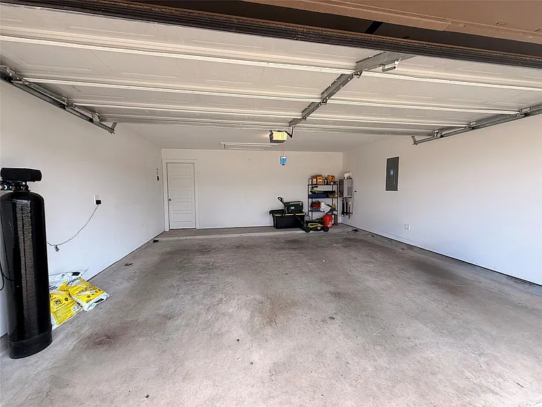1210 Hughes Crossing Dr — Photo 22