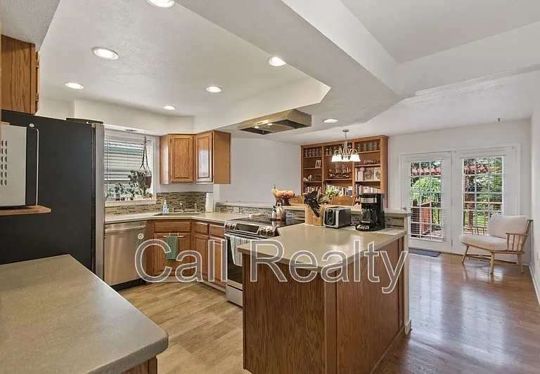 1117 E 33rd Ave — Photo 4