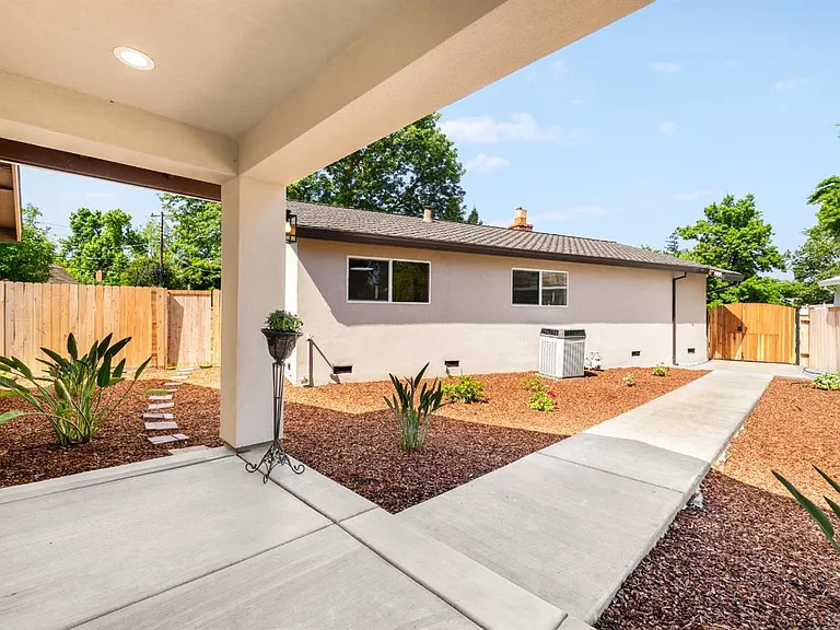6122 Friendly Ct — Photo 3