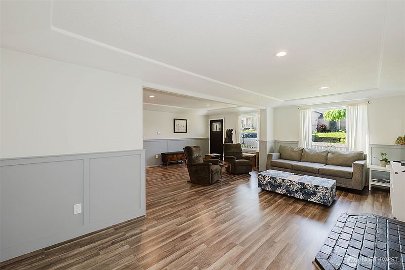 3rd image of 918 Ellinor Avenue