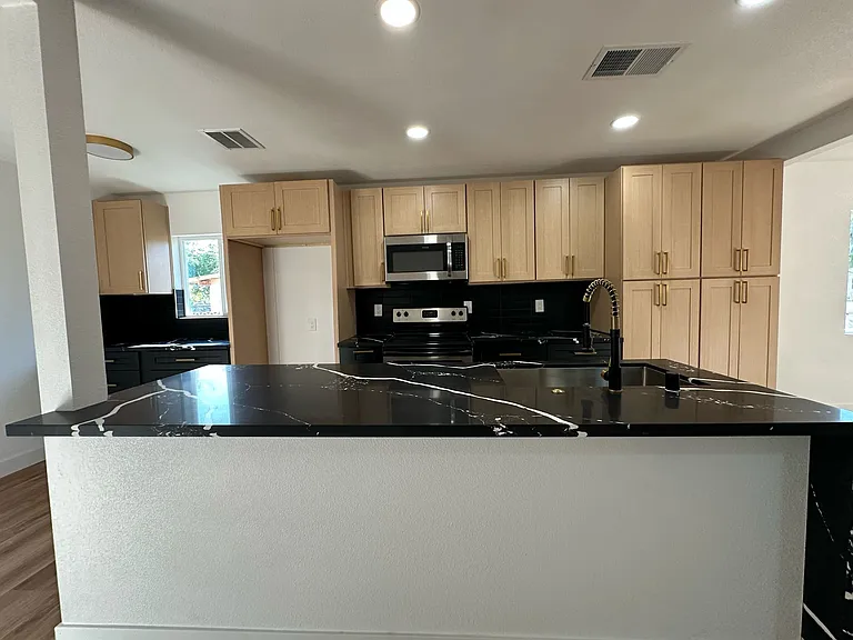1032 E Hassett Ave — Photo 2