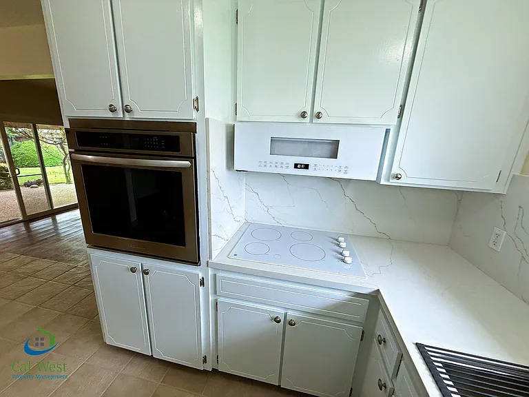 1370 Fernwood Ln — Photo 7