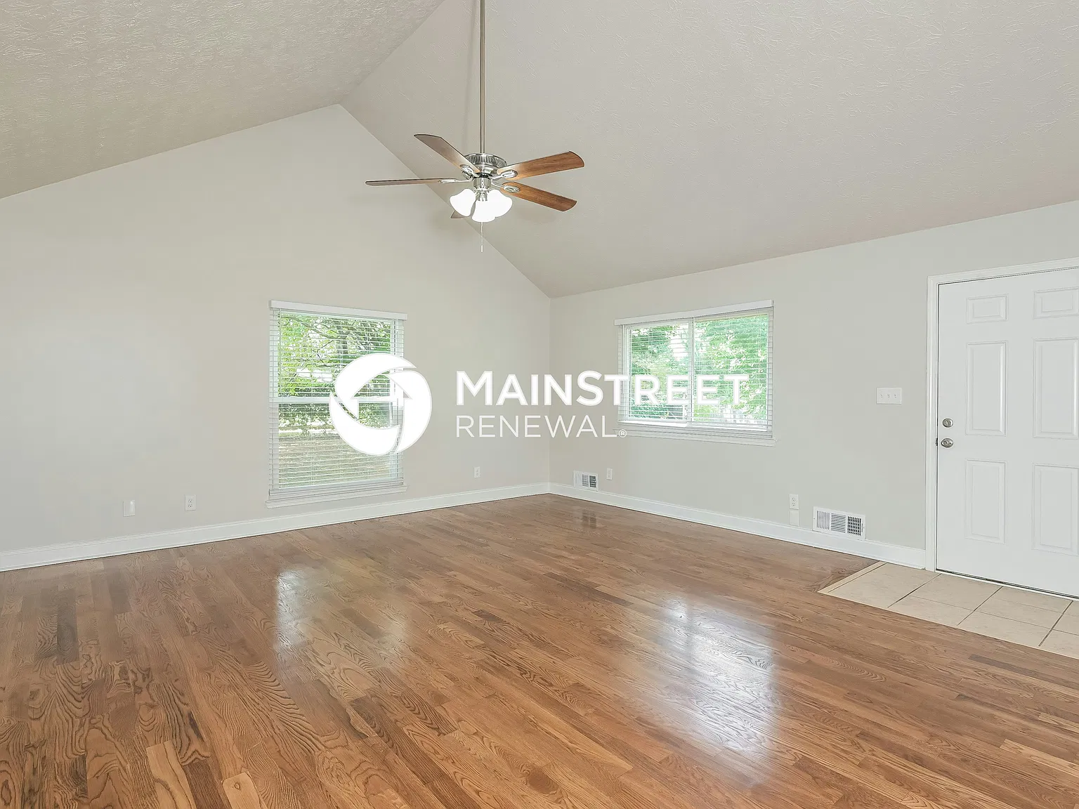 111 Russell Cir — Photo 2