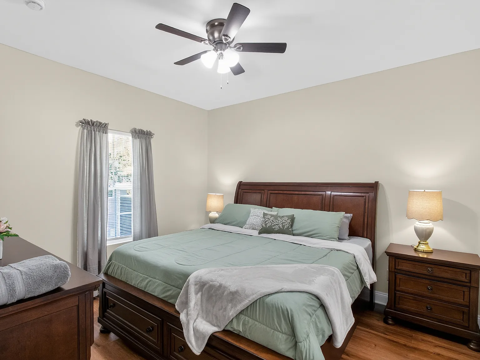 3 bed, 1300 sqft, $3,700 — Photo 1