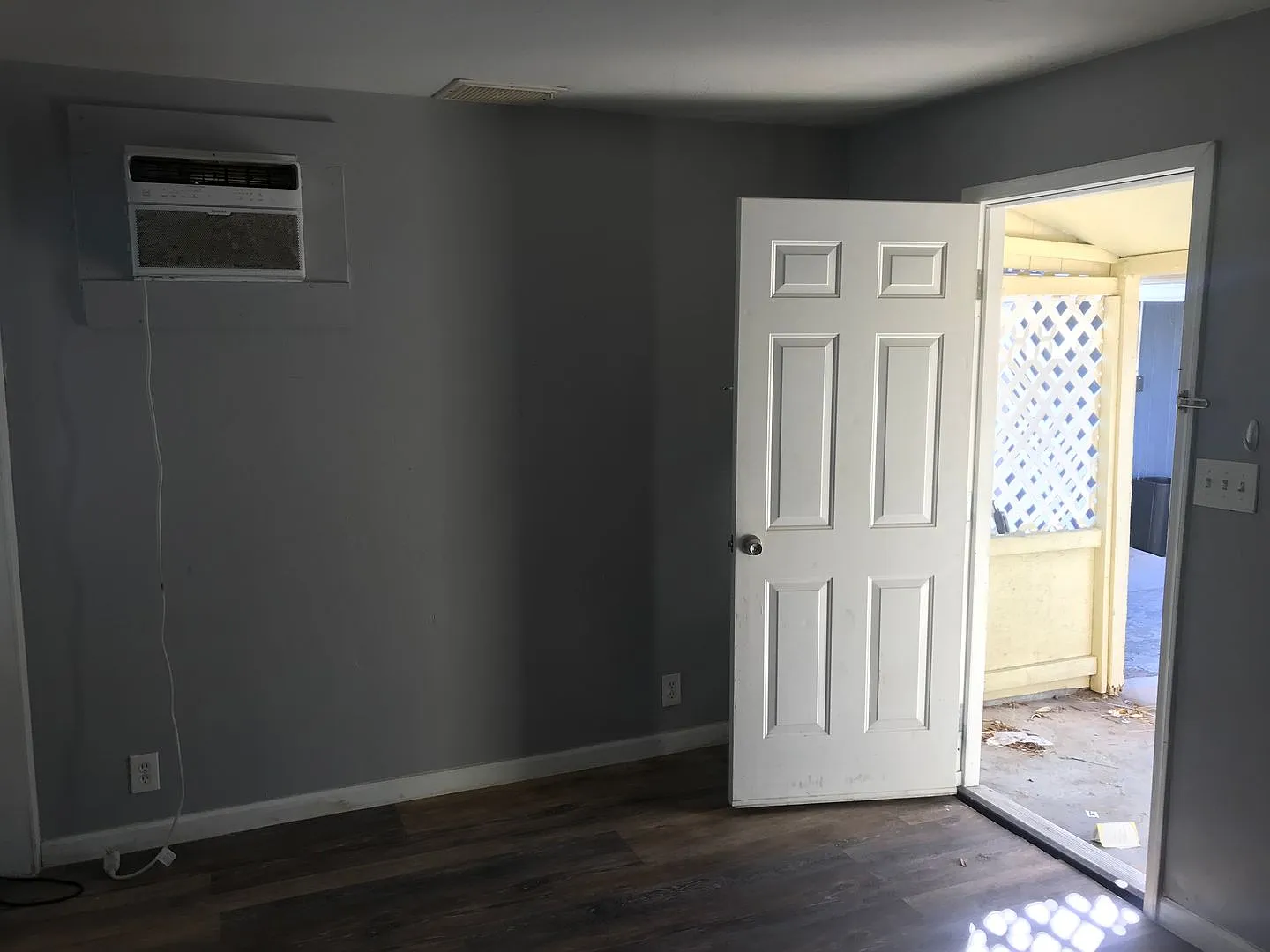 1 month free rent! Private yard and storage shed. — Photo 3