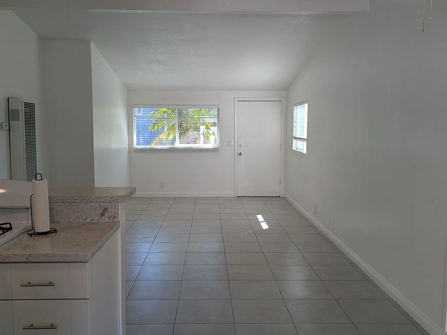 2 bed, 900 sqft, $3,000 — Photo 2