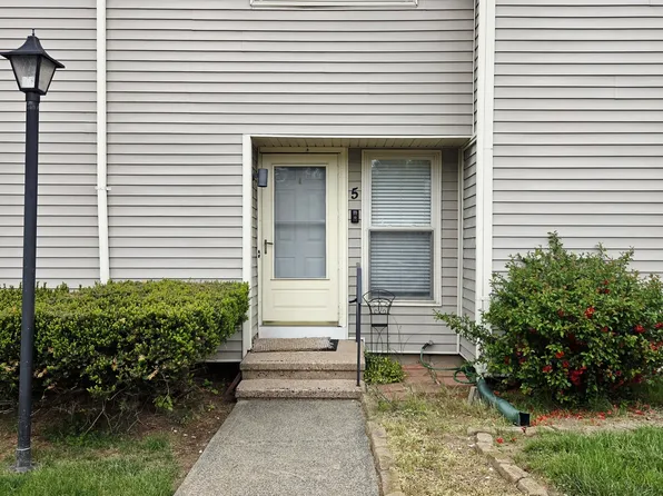 5 Cherokee Ct #5, Cromwell, CT 06416