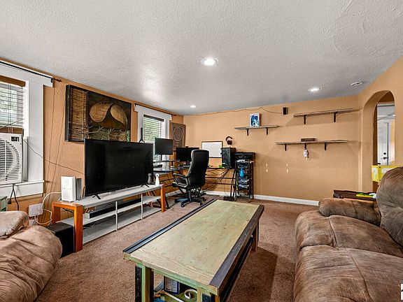 5th image of 2129 E 9th St