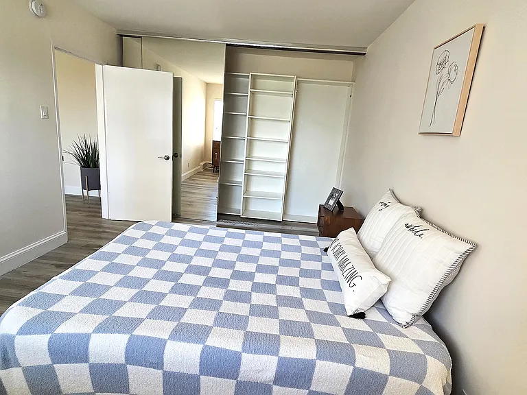 402 Large Bedroom with wall to wall mirrored closet