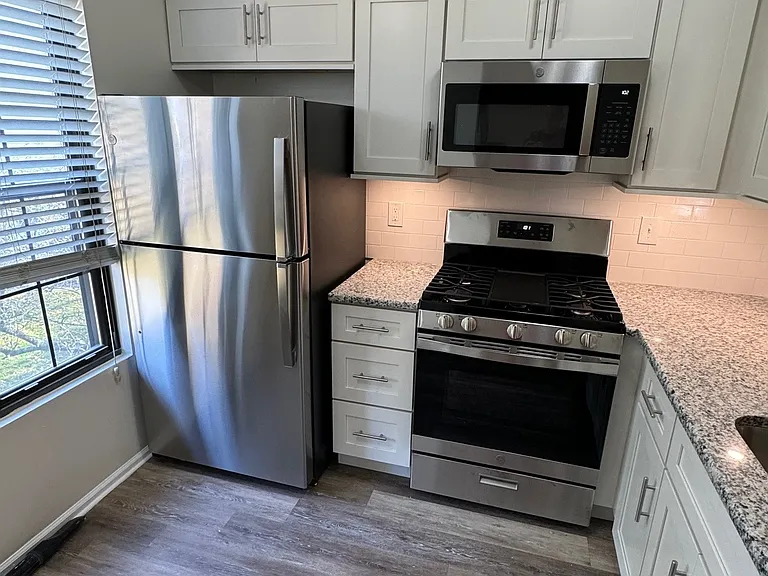 240B Everly Ct #240-B — Photo 3