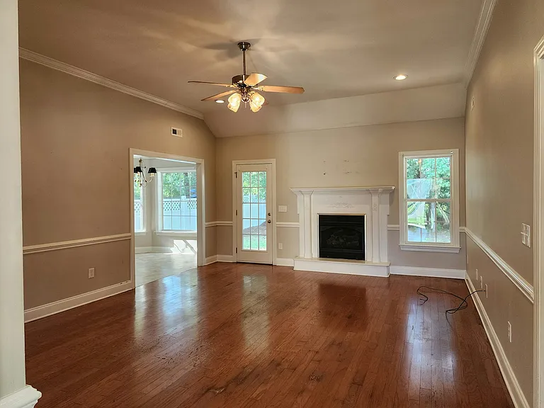 381 Rosemount Dr — Photo 4