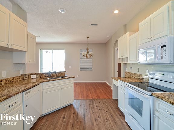 5th image of 533 Terranova Cir
