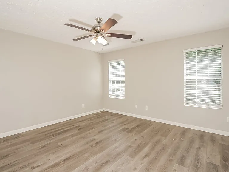 810 Windsor Dr — Photo 9