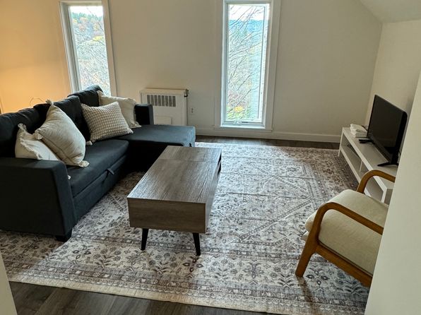 359 Maple St APT 8, Stowe, VT 05672