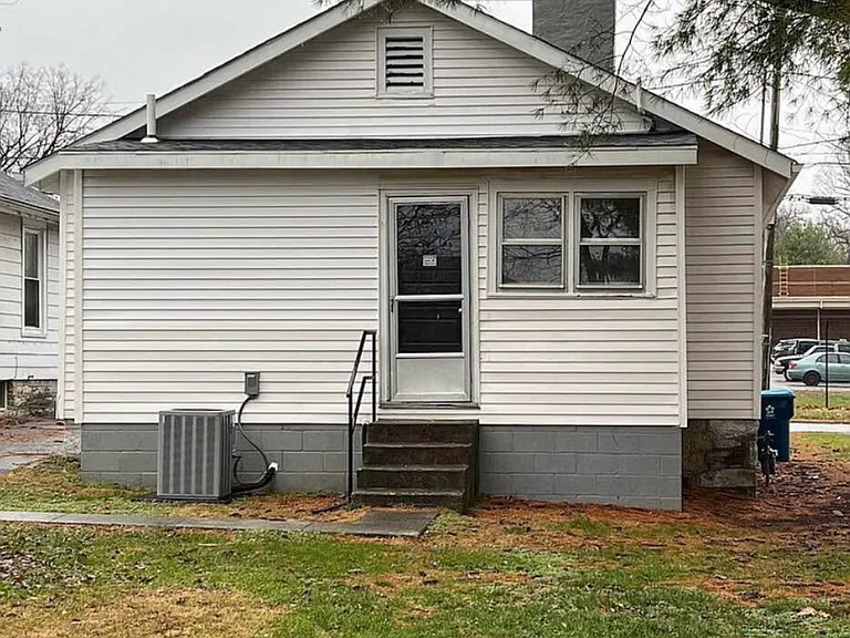 218 E Walnut St — Photo 16