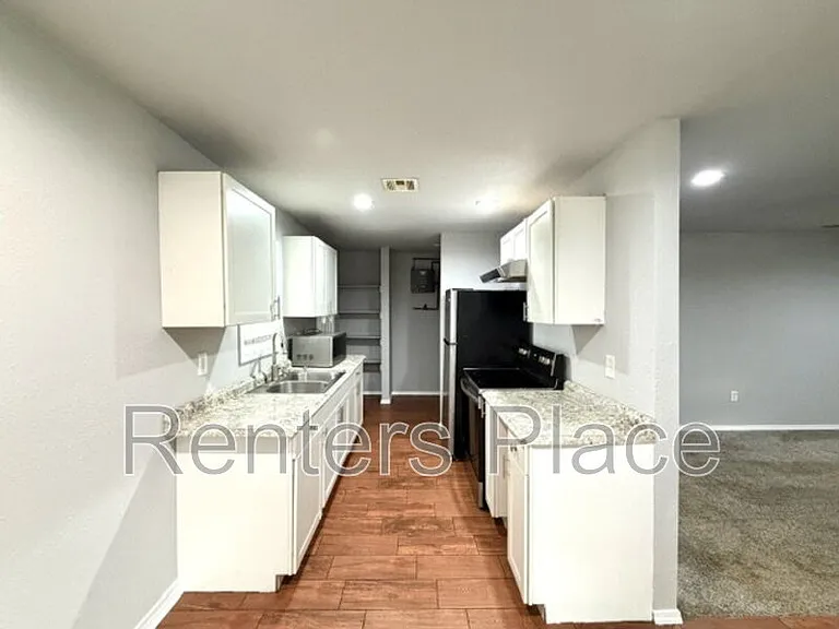 2326 N Atlanta Pl — Photo 2