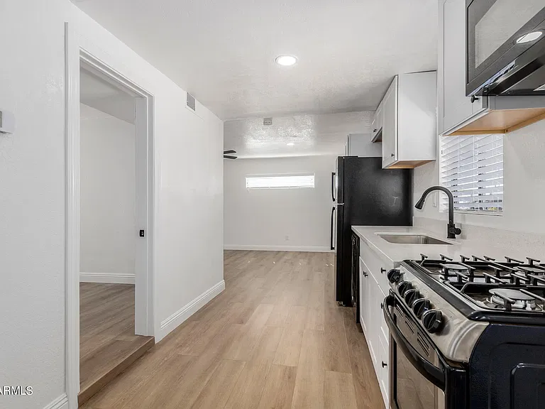 723 E Sunnyslope Ln — Photo 9