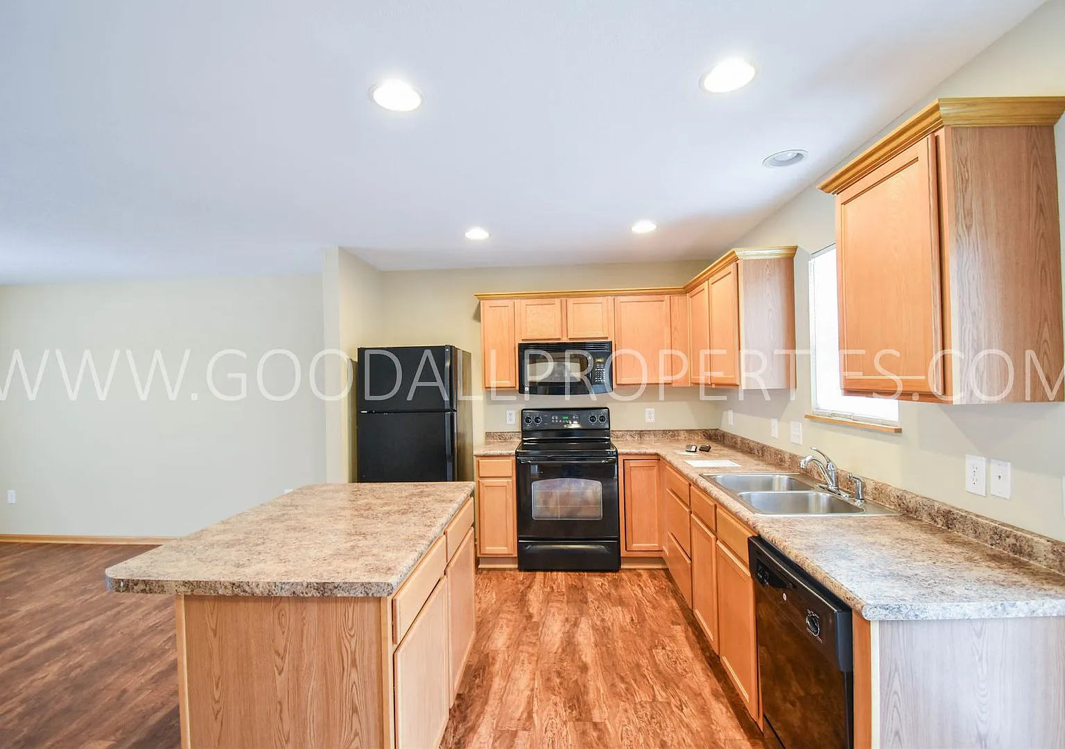 Now $1,550! Spacious Urbandale Townhome with 2-Car Garage & Lawn Care Included — Photo 4