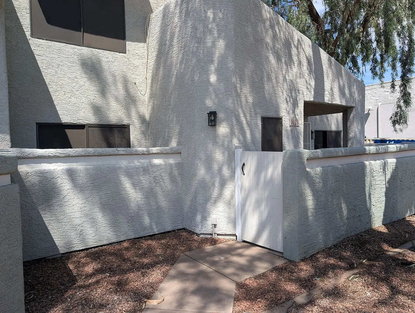 1000 Move In Special 3 Bedroom 3 Bath End Unit Townhome In Gated Questa Vida — Photo 3