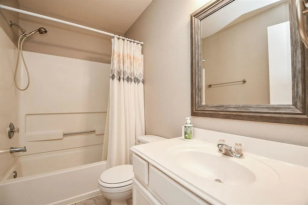 3 bed, 2.5 bath, 3687 sqft, $2,350 — Photo 4
