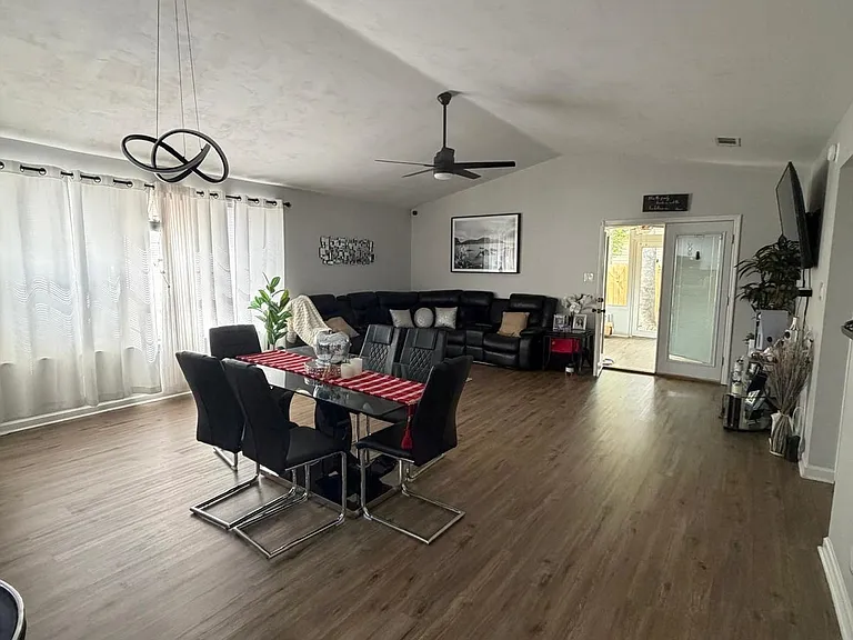 4540 Eltham Park — Photo 8