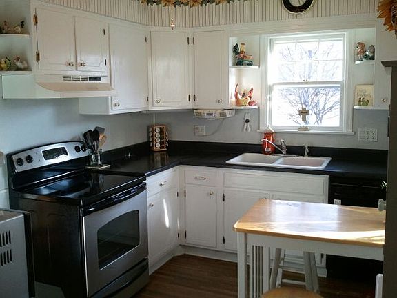 Kitchen with Breakfast Bar