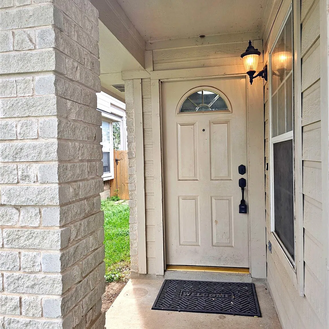 4 bed, 2.0 bath, 1833 sqft, $2,400 — Photo 2