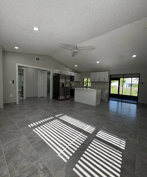 3905 Almeria Ave — Photo 3