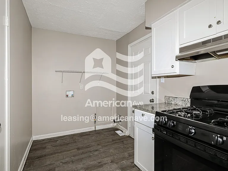 820334_007_kitchen_7.jpg