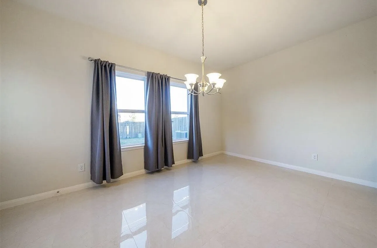 4 bed, 2.5 bath, 1999 sqft, $2,400 — Photo 3
